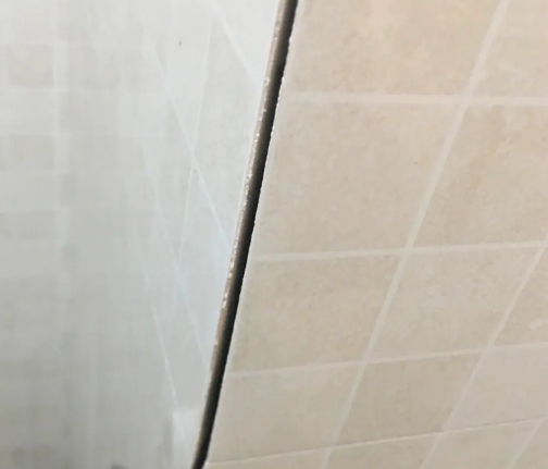 长顺瓷砖空鼓维修公司分享阳台瓷砖脱落的修复过程可以分为以下几个步骤