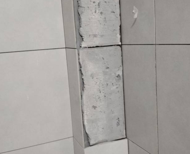 长顺瓷砖空鼓维修公司分享下瓷砖施工前基层浇水润湿程度不足，可能导致以下问题